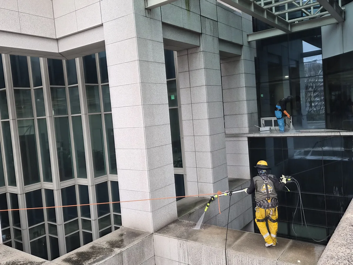 함안군 대산면 상가건물 옥상 파라펫 장비 주변 정밀 위생청소 사례 - 행진크린