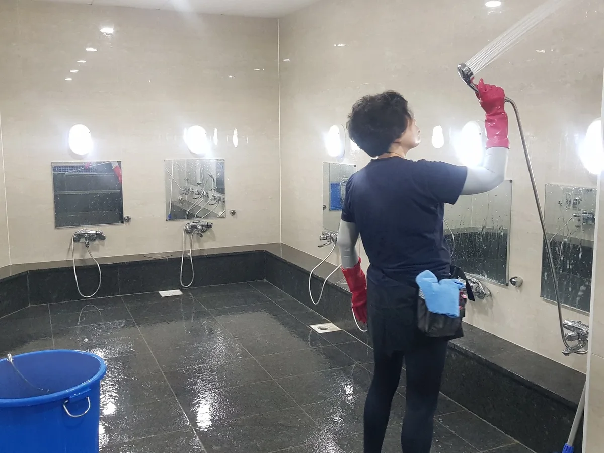 밀양시 산외면 목욕탕 탈의실·파우더룸 바닥 위생청소 사례 - 행진크린